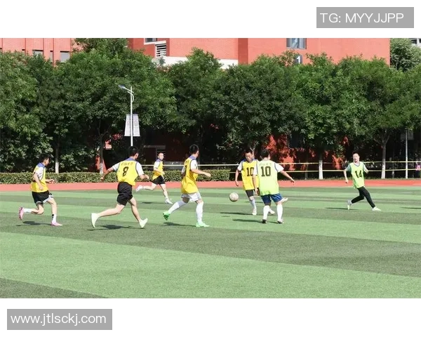 卷毛长发的足球明星如何在绿茵场上展现独特魅力与风采